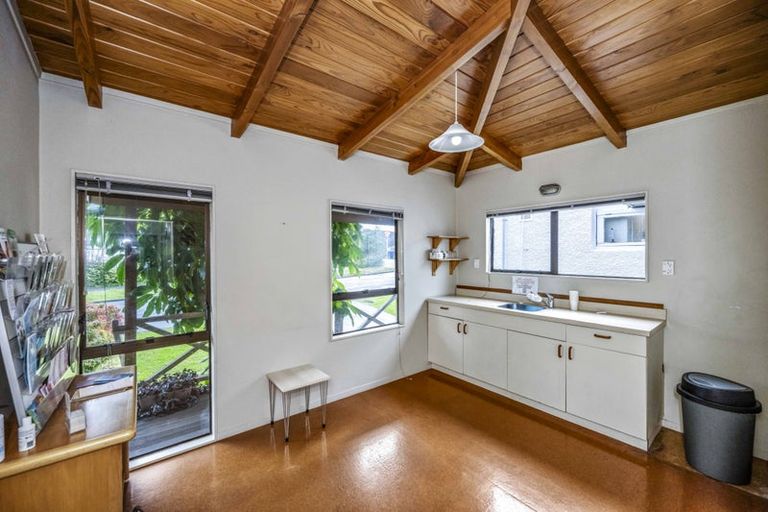 Photo of property in 2 Seaview Avenue, Northcote, Auckland, 0627