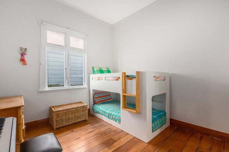 Photo of property in 137 Onepu Road, Lyall Bay, Wellington, 6022