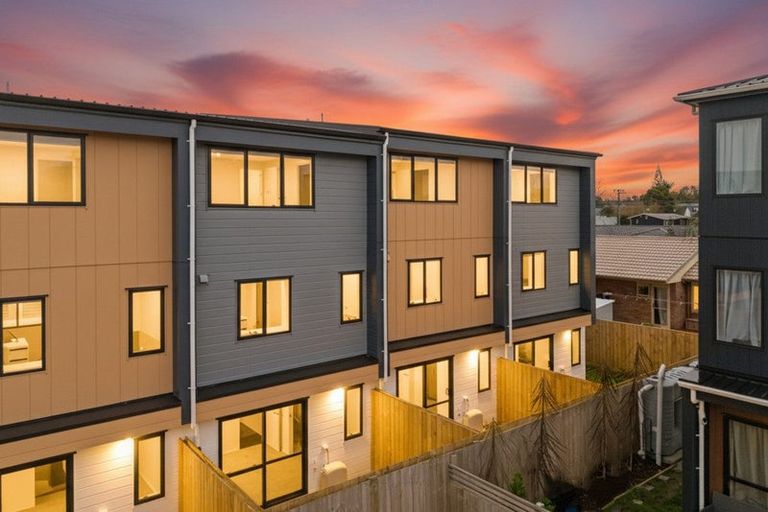 Photo of property in 10/6 Robertson Road, Ranui, Auckland, 0612