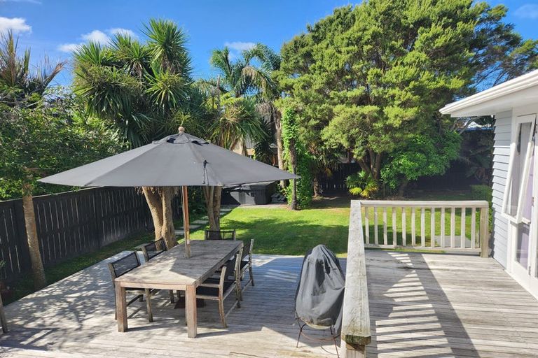 Photo of property in 7 Renata Crescent, Te Atatu Peninsula, Auckland, 0610