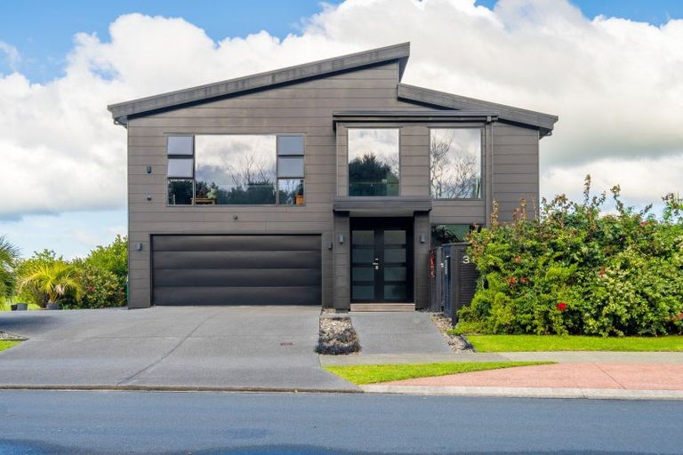 Photo of property in 25 Waitemata Drive, One Tree Point, 0118