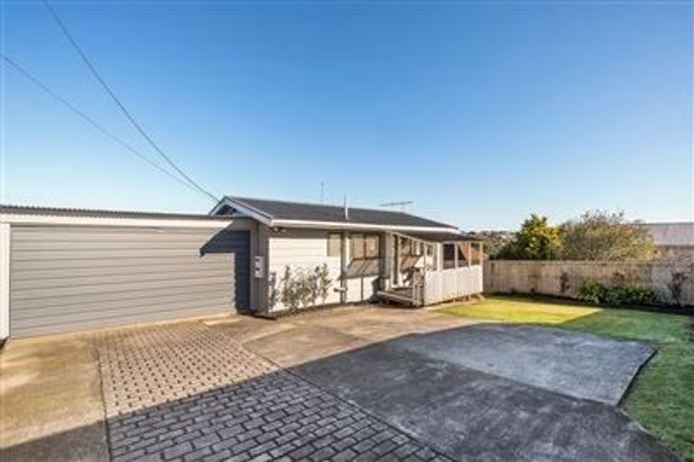 Photo of property in 1/18 Glenfield Road, Birkenhead, Auckland, 0626