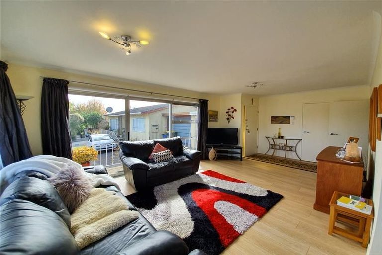 Photo of property in 18a/2 Sherwood Avenue, Te Atatu South, Auckland, 0610