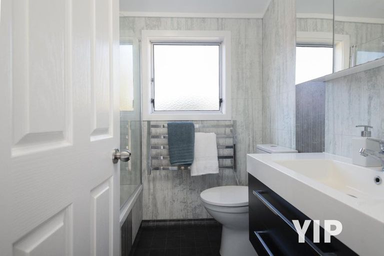 Photo of property in 2/25 Kingsbridge Place, Newlands, Wellington, 6037