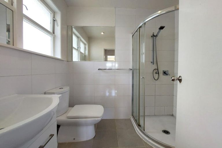 Photo of property in 2/70 Hogans Road, Glenfield, Auckland, 0629