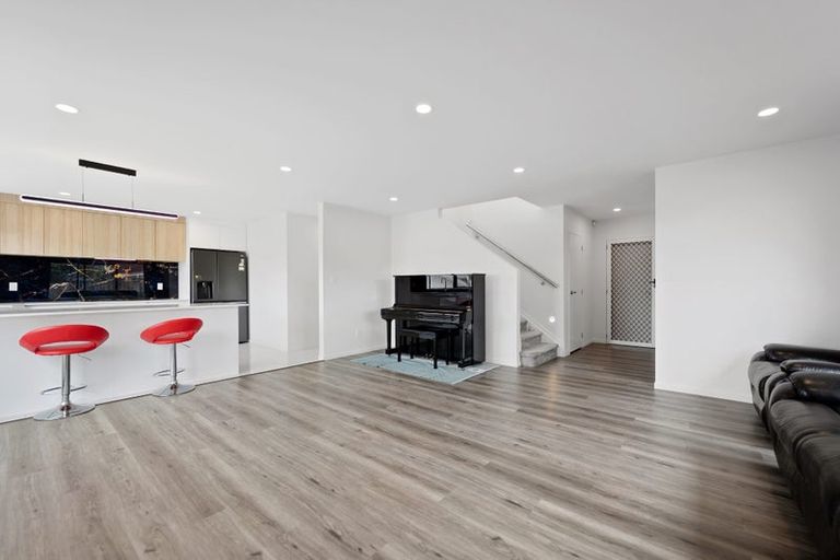 Photo of property in 25a Athena Drive, Totara Vale, Auckland, 0629