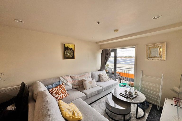 Photo of property in 3p/10 Crown Lynn Place, New Lynn, Auckland, 0600