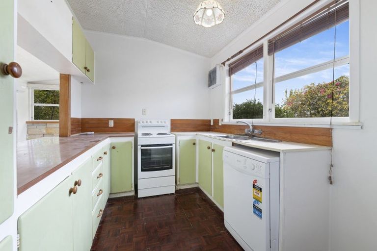 Photo of property in 4 Lyford Crescent, Sunnynook, Auckland, 0620
