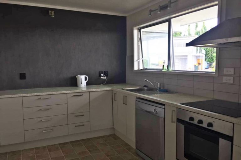 Photo of property in 2/2 Girrahween Drive, Totara Vale, Auckland, 0629