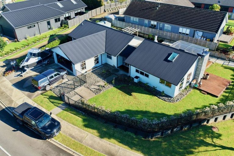 Photo of property in 2 Roseberry Place, Whitianga, 3510