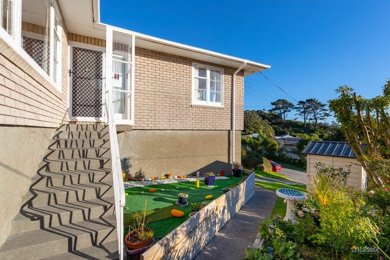Photo of property in 19 Omega Street, Newlands, Wellington, 6037