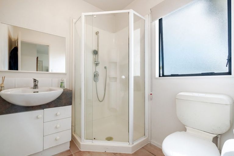 Photo of property in 12 Tyrico Close, Unsworth Heights, Auckland, 0632