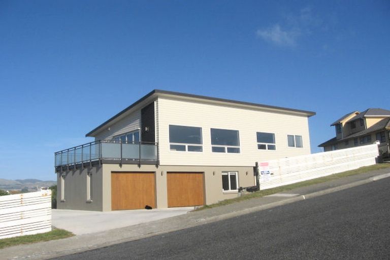 Photo of property in 17 Terrace Road, Titahi Bay, Porirua, 5022
