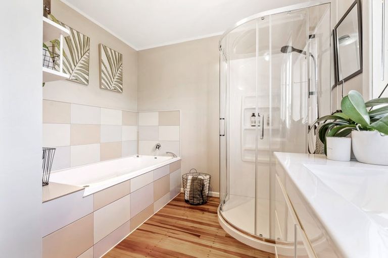 Photo of property in 11b Waiora Road, Stanmore Bay, Whangaparaoa, 0932