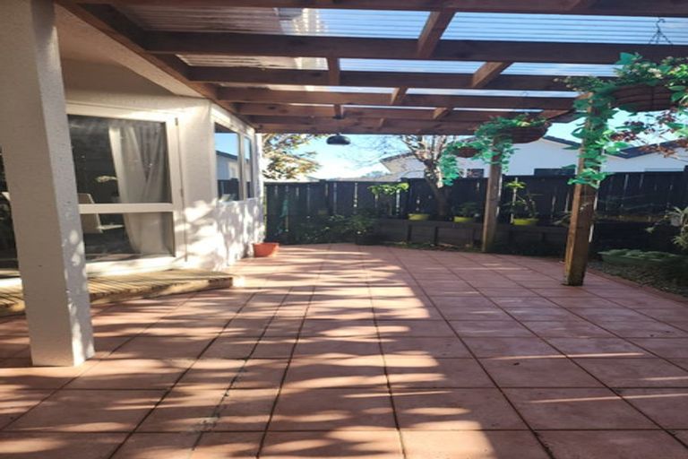 Photo of property in 2/51 Fields Parade, Oteha, Auckland, 0632