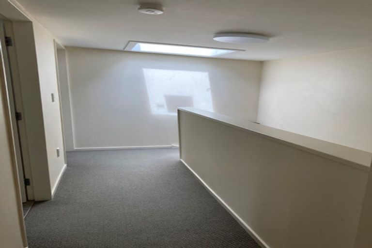 Photo of property in 2/39 Onslow Road, Khandallah, Wellington, 6035