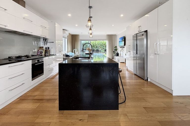 Photo of property in 49 South Kensington Way, Henderson, Auckland, 0612