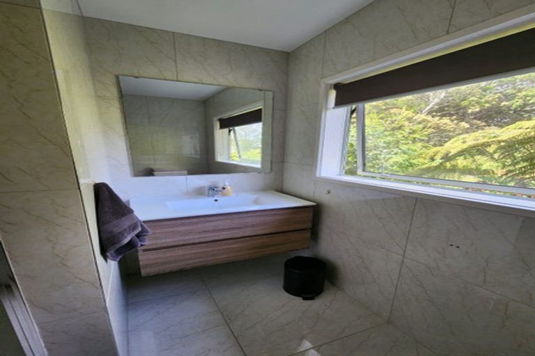 Photo of property in 43a Condor Place, Unsworth Heights, Auckland, 0632