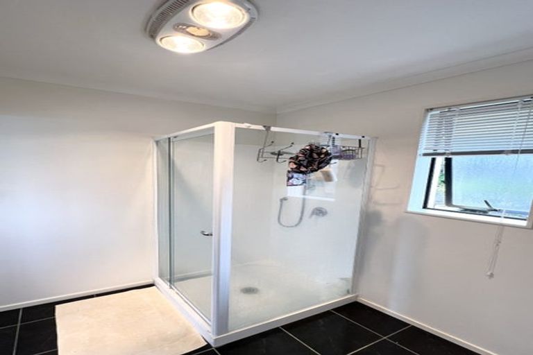 Photo of property in 3 Sunvista Avenue, Oteha, Auckland, 0632