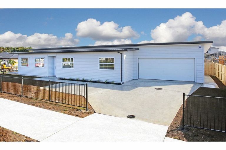 Photo of property in 1 Te Paahi Avenue, Waiuku, 2123
