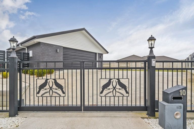 Photo of property in 10 Gibraltar Way, Fitzherbert, Palmerston North, 4410