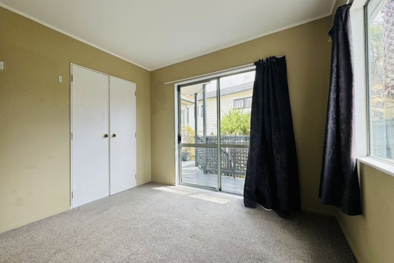 Photo of property in 15 Loughanure Place, Massey, Auckland, 0614