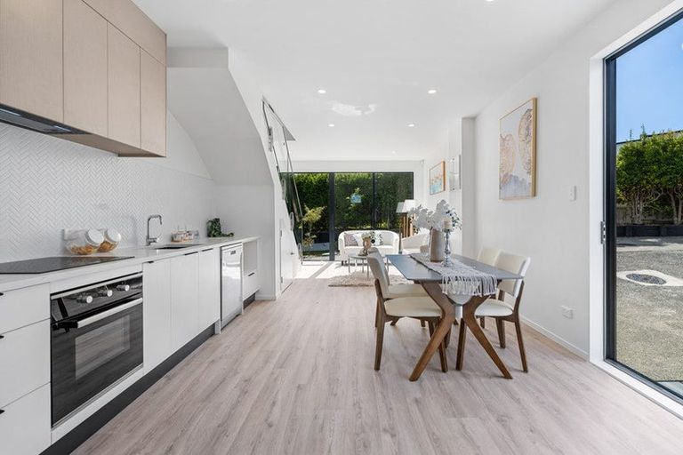 Photo of property in 2/10 Hutchinsons Road, Bucklands Beach, Auckland, 2014