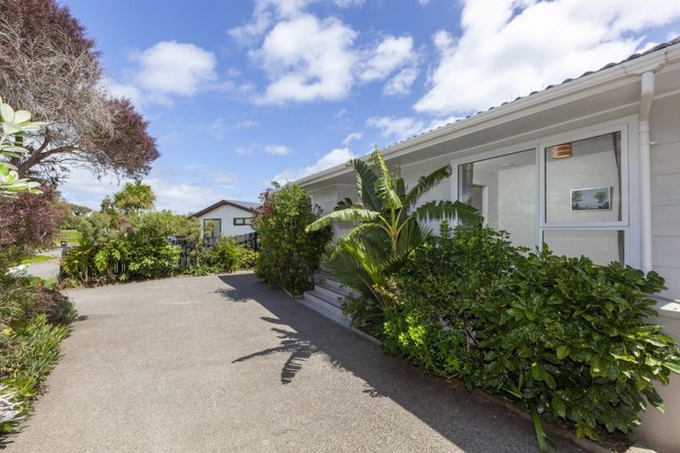 Photo of property in 9 Nugget Grove, Raumati Beach, Paraparaumu, 5032