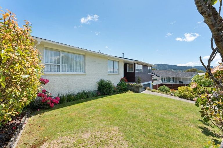 Photo of property in 1 Dunrobin Grove, Silverstream, Upper Hutt, 5019
