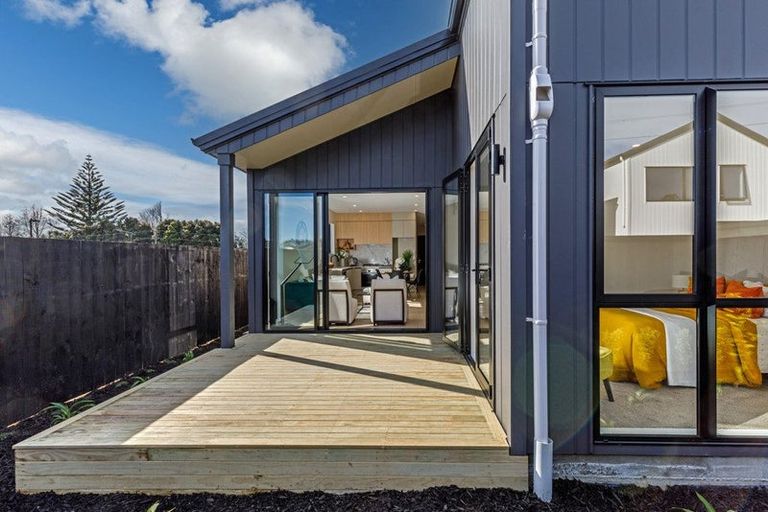 Photo of property in 31 Paretao Street, Massey, 0614