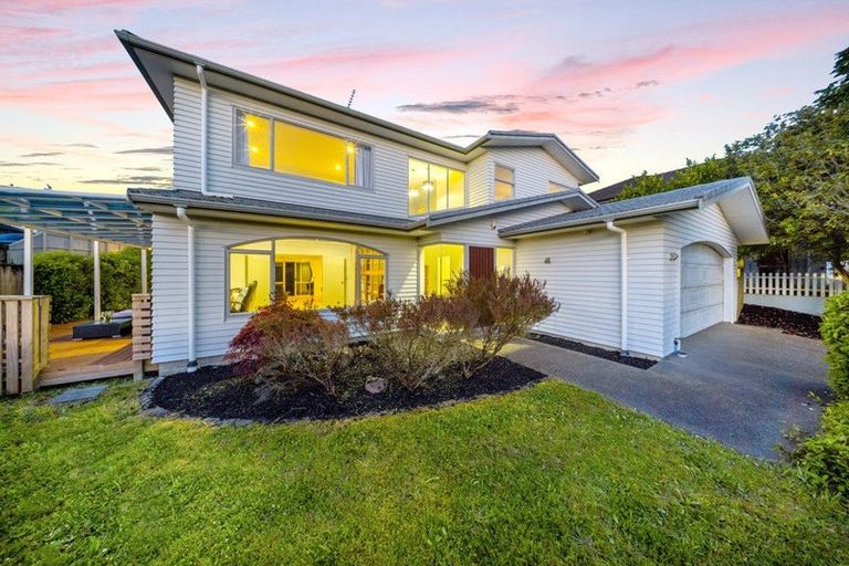 Photo of property in 31 Harrowglen Drive, Northcross, Auckland, 0632