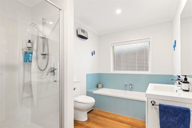 Photo of property in 22a Raelene Place, Massey, Auckland, 0614