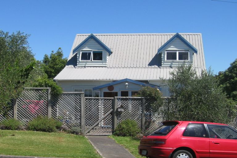 Photo of property in 2/17 Tobruk Crescent, Milford, Auckland, 0620