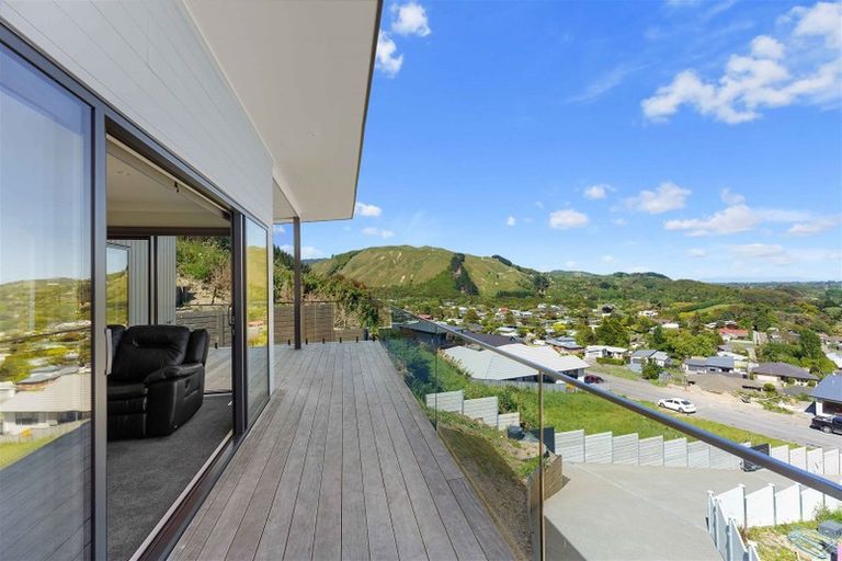 Photo of property in 95 Kakariki Grove, Waikanae, 5036