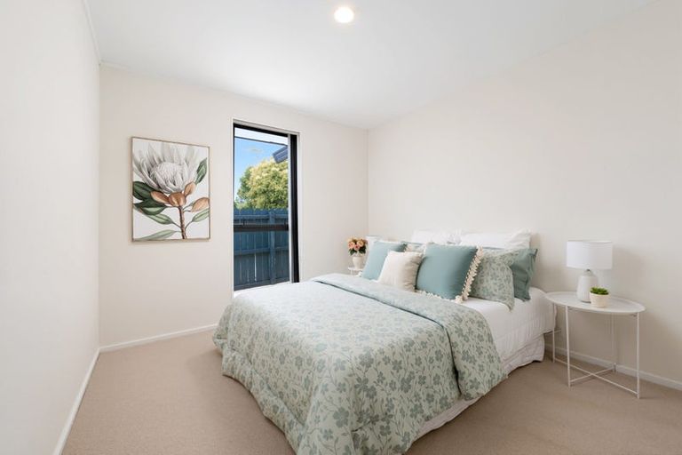Photo of property in 28 Heversham Place, Glendene, Auckland, 0602