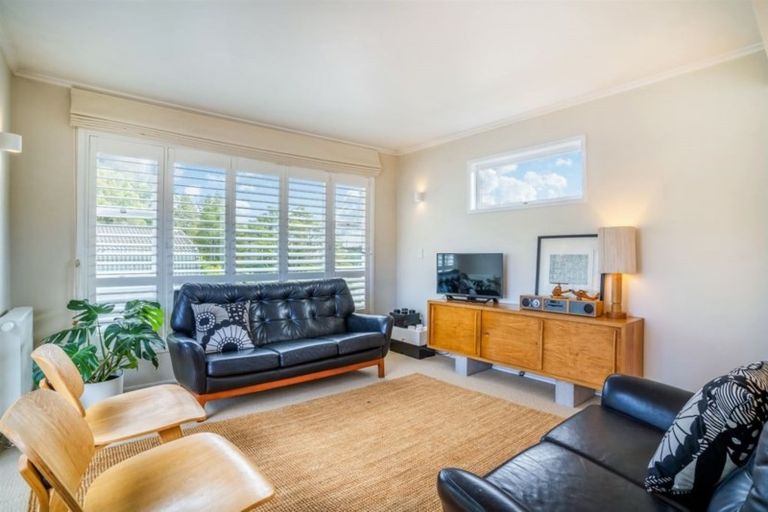 Photo of property in 1/54 Pupuke Road, Hillcrest, Auckland, 0627