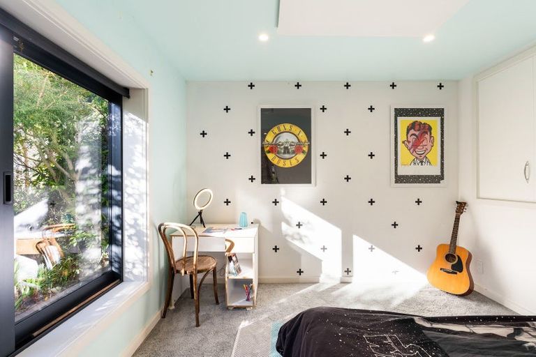 Photo of property in 32 Rona Street, Eastbourne, Lower Hutt, 5013