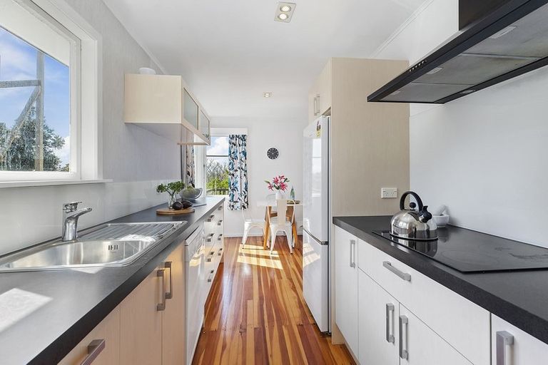 Photo of property in 6 Salford Street, Newlands, Wellington, 6037