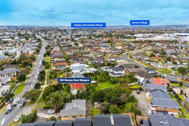 Photo of property in 582 Massey Road, Mangere, Auckland, 2022