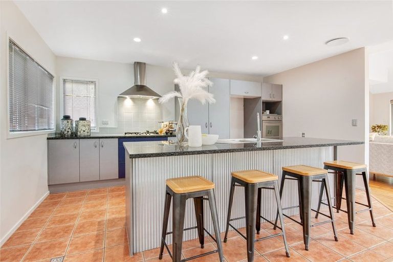 Photo of property in 9 Springwater Vale, Unsworth Heights, Auckland, 0632