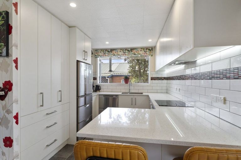 Photo of property in 6 Robert Grove, Paraparaumu, 5032