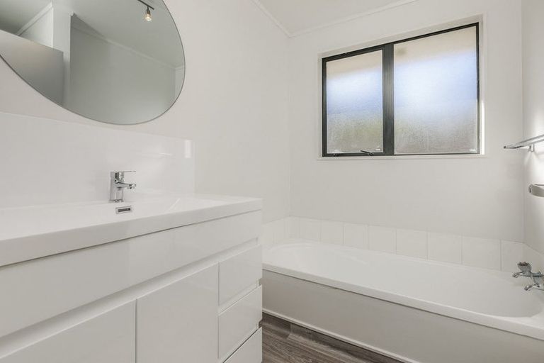 Photo of property in 18 St James Avenue, Helensville, 0800