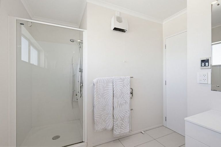 Photo of property in 194 Mark Avenue, Grenada Village, Wellington, 6037