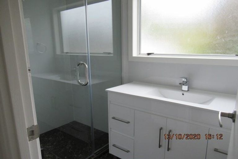 Photo of property in 15 Fernhaven Place, Massey, Auckland, 0614