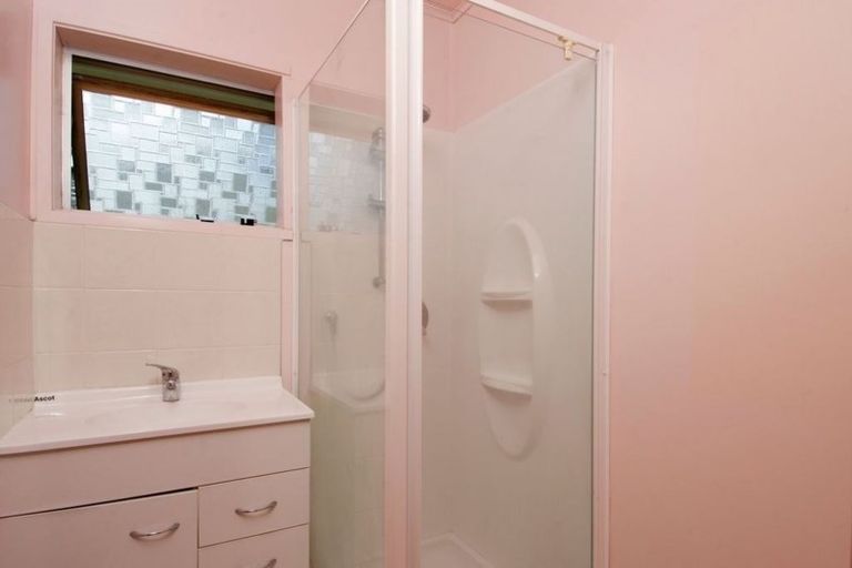 Photo of property in 1/14 Battle Place, Glenfield, Auckland, 0629