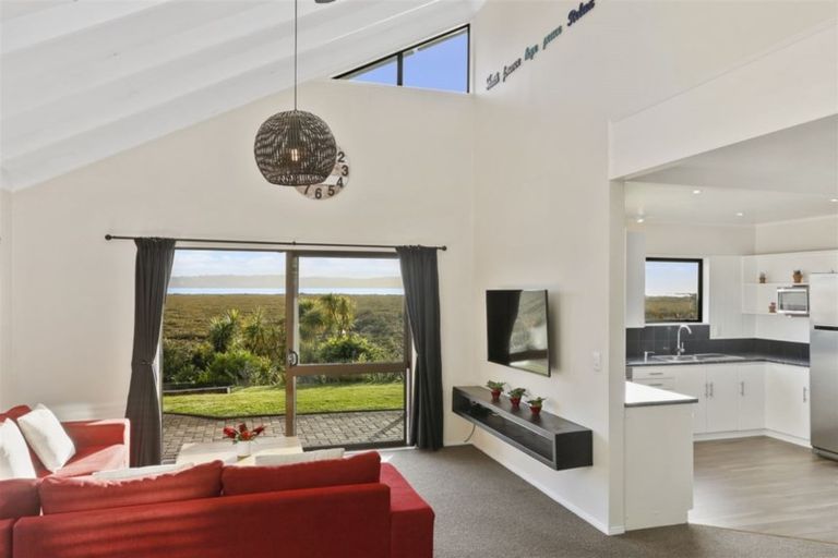 Photo of property in 44 Rewarewa Road, Te Atatu Peninsula, Auckland, 0610