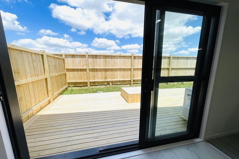 Photo of property in 22 Karihi Road, Karaka, 2113