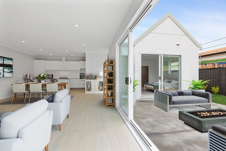 Photo of property in 28 Taikura Avenue, Red Beach, 0932