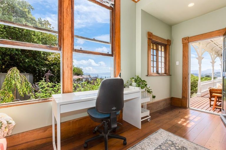 Photo of property in 25 Garden Road, Northland, Wellington, 6012