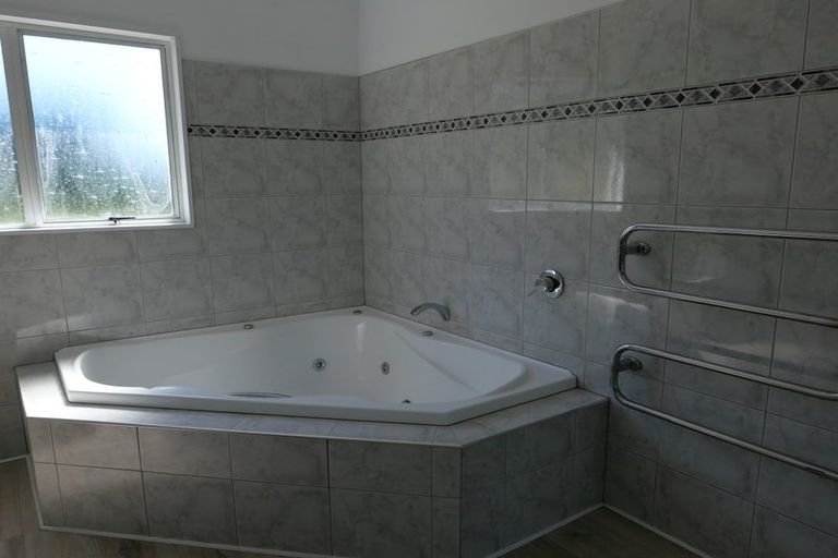 Photo of property in 10 Karu Crescent, Waikanae, 5036